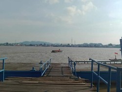 Suasana Menjelang Senja di Dermaga Sungai Mahakam