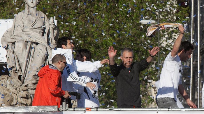 MADRID, SPAIN - MAY 03:  Head coach Jose Mourinho (R) of Real Madrid celebrates with supporters in Plaza de Cibeles on May 3, 2012 in Madrid, Spain. Real Madrid are celebrating winning the Spanish Liga title for the first time since 2008, and for the 32nd time in their history.  (Photo by Pablo Blazquez Dominguez/Getty Images)
