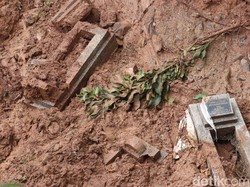10 Makam TPU Cikutra Bandung Tergerus, Satu Jenazah Terbawa Arus Sungai