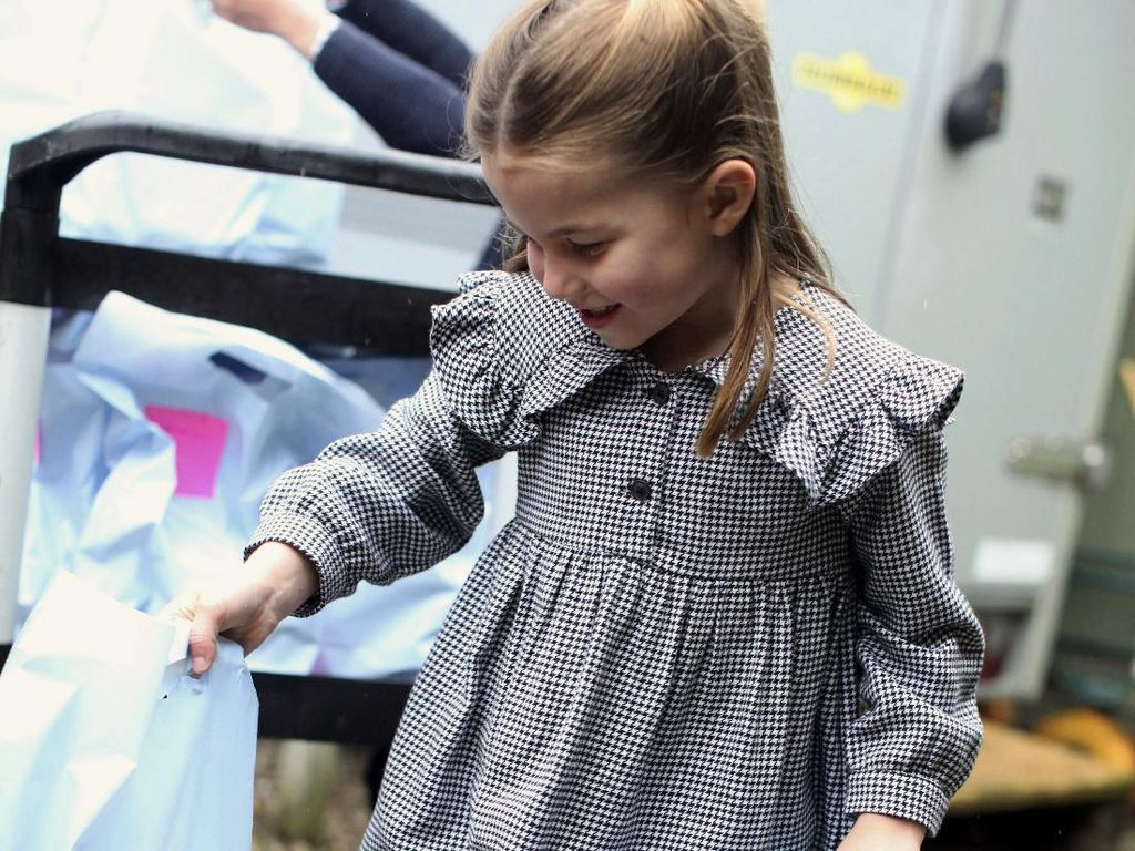 Putri Charlotte Bagi Makanan saat Lockdown, Berpergian Tanpa Masker Putri Charlotte Bagi Makanan saat Lockdown, Berpergian Tanpa Masker