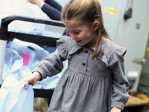 Putri Charlotte Bagi Makanan saat Lockdown, Berpergian Tanpa Masker Putri Charlotte Bagi Makanan saat Lockdown, Berpergian Tanpa Masker