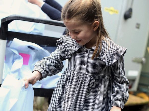 Putri Charlotte Bagi Makanan saat Lockdown, Berpergian Tanpa Masker