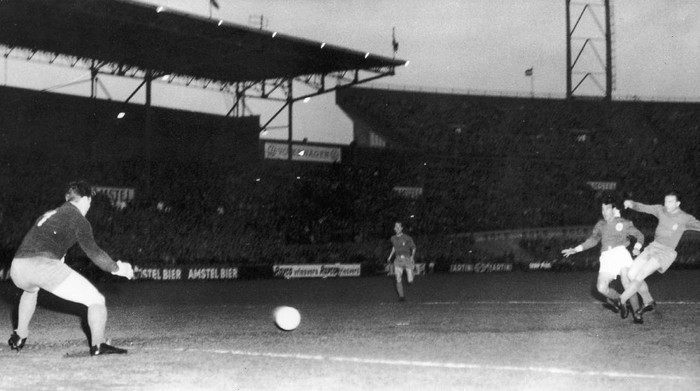 Ferenc Puskas of Real Madrid scores his teams first goal against Benfica in the European Cup Final at Amsterdam, 2nd May 1962. Benfica won the match 5-3. (Photo by Keystone/Hulton Archive/Getty Images)