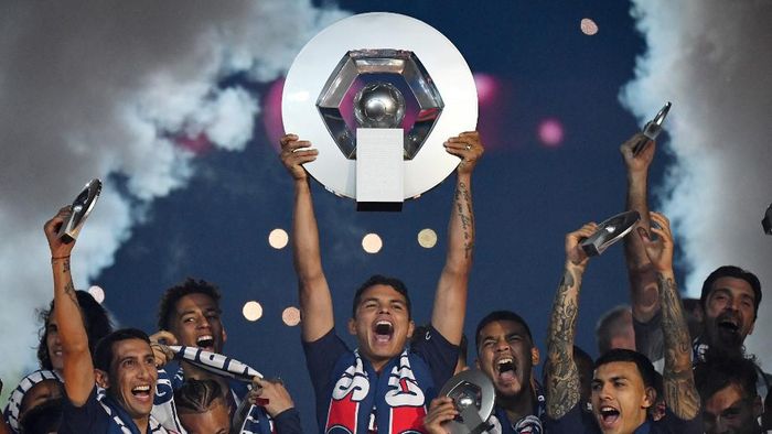 Thiago Silva (FILES) In this file photo taken on May 18, 2019, Paris Saint-Germains Brazilian defender Thiago Silva celebrates with the champions trophy at the end of the French L1 football match between Paris Saint-Germain (PSG) and Dijon at the Parc des Princes stadium in Paris. - The football season in France has been declared over following a league vote on April 30, 2020, with Paris Saint-Germain being named as champions. PSG topped the Ligue 1 table by 12 points from Marseille when the season was suspended in mid-March because of the coronavirus outbreak, which has gone on to kill more than 24,000 people in France. (Photo by FRANCK FIFE / AFP)