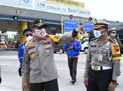 Kakorlantas Pelototi Kendaraan di Gerbang Tol Banyumanik
