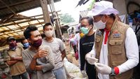 Sandiaga Uno Sambangi Anak-anak Pemulung di Bantargebang