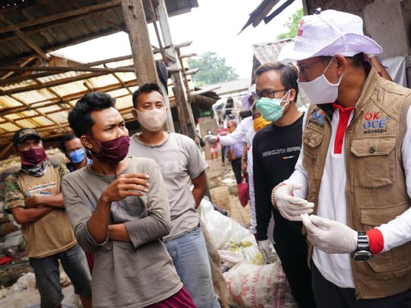 Sandiaga Uno Sambangi Anak-anak Pemulung di Bantargebang