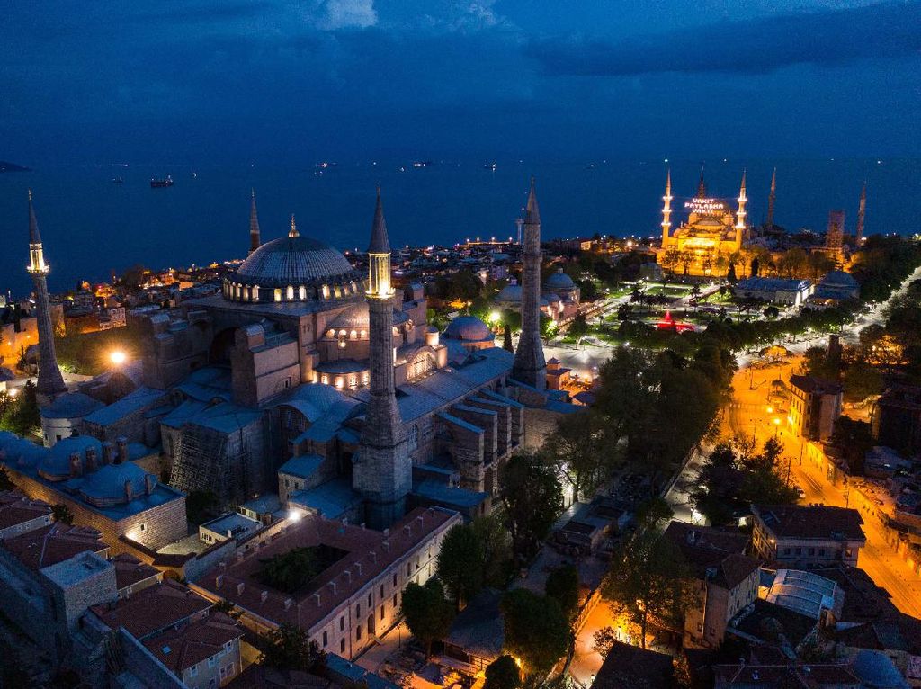 Indahnya Cahaya Istanbul Malam Hari saat Lockdown Akhir Pekan