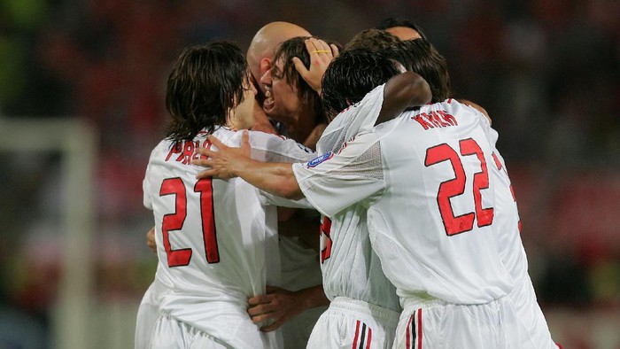 ISTANBUL, TURKEY - MAY 25:  AC Milan forward Hernan Crespo of Argentina (C) celebrates with his teammates after he scored during the European Champions League final between Liverpool and AC Milan on May 25, 2005 at the Ataturk Olympic Stadium in Istanbul, Turkey.  (Photo by Mike Hewitt/Getty Images)