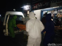 Meninggal Saat Beri Pakan Ayam, Warga Blitar Dievakuasi Petugas Ber-APD