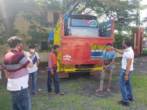 Kena! Polisi Ciduk Truk Angkut Mobil Penumpang untuk Mudik di Merak