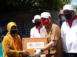 Bagi Sembako di Makassar, Relawan Sandiaga juga Disinfeksi Rumah Warga