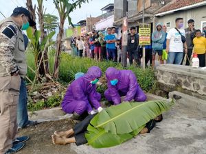 Petugas Ber-APD Evakuasi Kakek Garut yang Tewas Terpeleset ke Parit