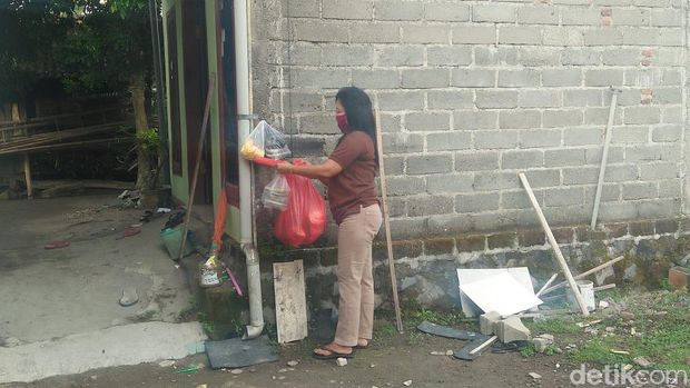 Warga Blitar Antar Bahan Makanan Satu Keluarga yang Isolasi Mandiri