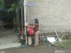 Warga Blitar Bergantian Antar Makanan Satu Keluarga yang Isolasi Mandiri