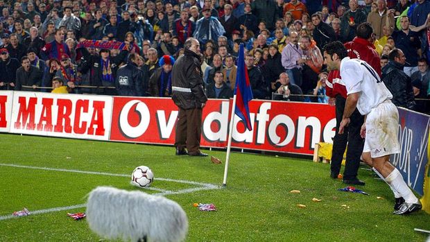 BARCELONA - NOVEMBER 23:  Luis Figo of Real Madrid is bombarded by missiles as he attempts to take a corner during the La Liga match between FC Barcelona and Real Madrid played at the Nou Camp Stadium, Barcelona, Spain on November 23, 2002. (Photo by Firo Foto/Getty Images)