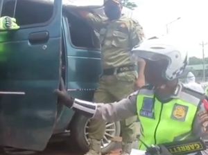 Oops! Pemudik Ini Ketahuan Ngumpet di Minibus yang Diangkut Truk
