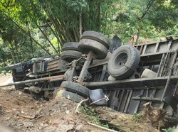 Hilang Kendali, Truk Muatan Barang Masuk Jurang di Sumedang
