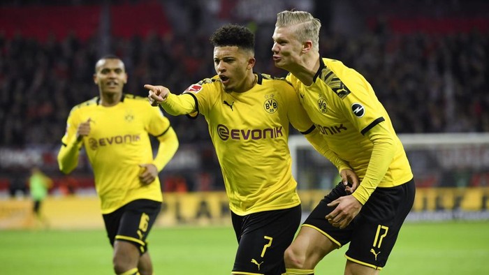 (L-R) Dortmunds Swiss defender Manuel Akanji, Dortmunds English forward Jadon Sancho and Dortmunds Norwegian forward Erling Braut Haaland celebrate a goal that was cancelled by VAR during the German first division Bundesliga football match Bayer 04 Leverkusen vs BVB Borussia Dortmund in Leverkusen, western Germany on February 8, 2020. (Photo by INA FASSBENDER / AFP) / RESTRICTIONS: DFL REGULATIONS PROHIBIT ANY USE OF PHOTOGRAPHS AS IMAGE SEQUENCES AND/OR QUASI-VIDEO