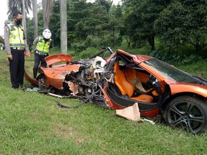 McLaren MP4-12C Babak Belur di Jagorawi, Pajaknya Rp 90 Juta Lebih