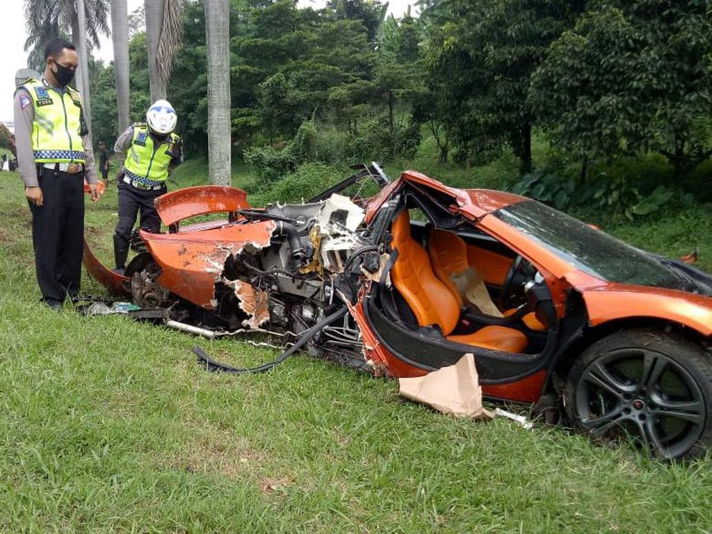 McLaren MP4-12C Babak Belur di Jagorawi, Pajaknya Rp 90 Juta Lebih McLaren MP4-12C Babak Belur di Jagorawi, Pajaknya Rp 90 Juta Lebih