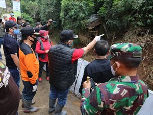 Cegah Longsor Susulan, Tanggul Sementara Dibangun di TPU Cikutra Cegah Longsor Susulan, Tanggul Sementara Dibangun di TPU Cikutra