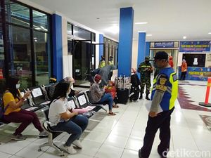 Tak Ada Tim Medis, Satgas Corona Was-was Periksa TKI di Terminal Seloaji