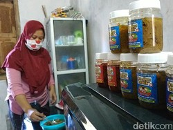 Emak-emak di Pacitan Bikin Bumbu Instan untuk yang WFH Selama Corona