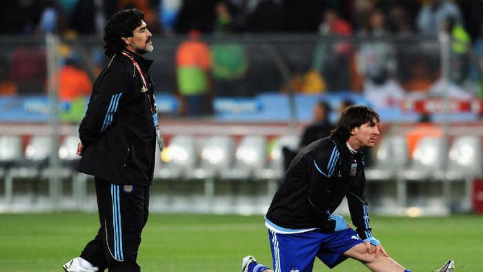 JOHANNESBURG, SOUTH AFRICA - JUNE 27:  Diego Maradona head coach of Argentina and Lionel Messi during the warm up ahead of the 2010 FIFA World Cup South Africa Round of Sixteen match between Argentina and Mexico at Soccer City Stadium on June 27, 2010 in Johannesburg, South Africa.  (Photo by Stanley Chou/Getty Images)