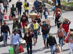 Duh, Pemudik Asal Bali Menumpuk di Pelabuhan Ketapang Banyuwangi