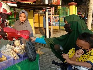 Terdampak Pandemi Covid-19, Iron Man Berjualan Takjil di Cirebon