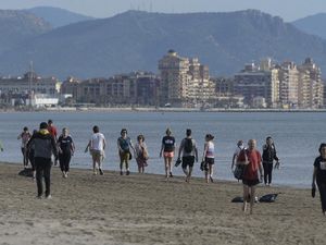 Nggak Cuma Warlok yang Muak dengan Turis, Sesama Wisatawan Juga Benci