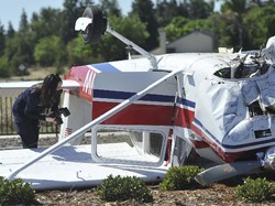 Pesawat Cessna-421 Jatuh Hantam Rumah Warga