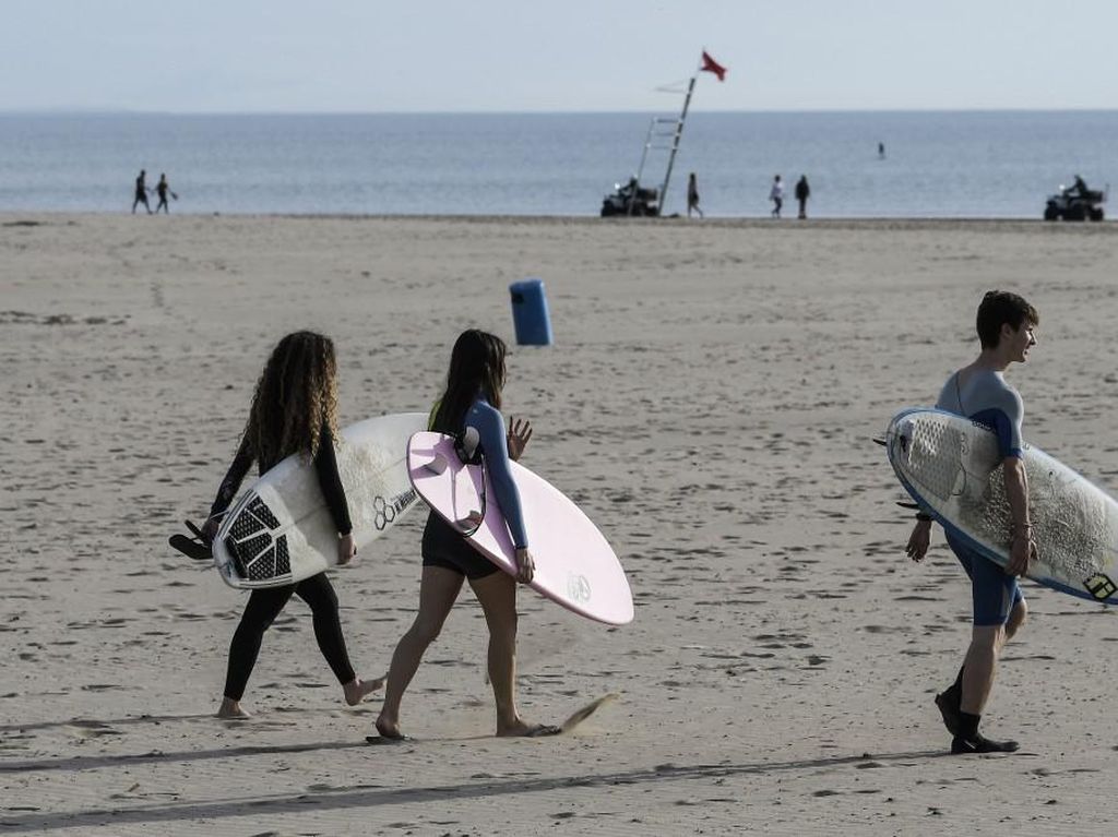 Nikmati Kebebasan Langka Saat Pandemi Corona, Warga Spanyol Pilih ke Pantai