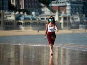 Spanyol Longgarkan Lockdown 48 Jam, Warga Berbondong-bondong ke Pantai