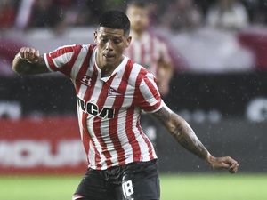 Duh, Marcos Rojo Asyik Merokok dan Nongkrong di Masa Karantina Duh, Marcos Rojo Asyik Merokok dan Nongkrong di Masa Karantina