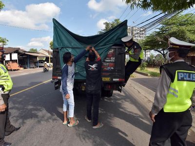 Ragam Cara Pemudik Sembunyi di Mobil demi Pulkam