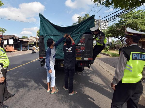 Ragam Cara Pemudik Sembunyi di Mobil demi Pulkam
