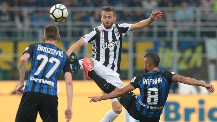 MILAN, ITALY - APRIL 28:  Miralem Pjanic (C) of Juventus FC competes for the ball with Rafinha Alcantara (R) of FC Internazionale Milano during the serie A match between FC Internazionale and Juventus at Stadio Giuseppe Meazza on April 28, 2018 in Milan, Italy.  (Photo by Emilio Andreoli/Getty Images)