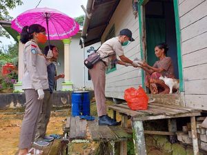 Rasa Haru Pegawai KKP Saat Beri Nasi Ikan ke Warga Terdampak Pandemi