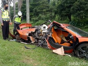 McLaren Rp 4,41 Miliar Ringsek di Tol Jagorawi McLaren Rp 4,41 Miliar Ringsek di Tol Jagorawi
