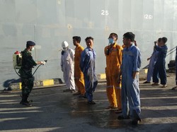 Cegah Corona, Lanal Tolitoli Semprot Disinfektan Kapal-ABK yang Sandar