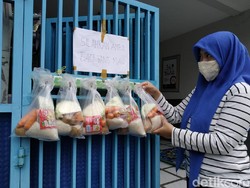 Bantu Warga Terdampak Corona, Ibu di Cimahi Gantung Sembako di Pagar Rumah