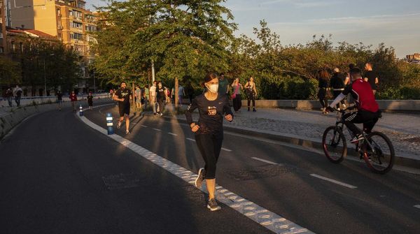 Longgarkan Lockdown, Warga Spanyol Bisa Berolahraga di Luar