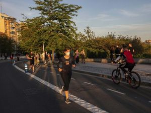 Longgarkan Lockdown, Warga Spanyol Bisa Berolahraga di Luar