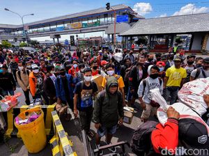 Nekat Pulang Kampung, Ratusan Perantau dari Bali Tiba di Pelabuhan Ketapang