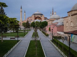 Tren Baru di Hagia Sophia, Ritual Beri Makan Burung Camar