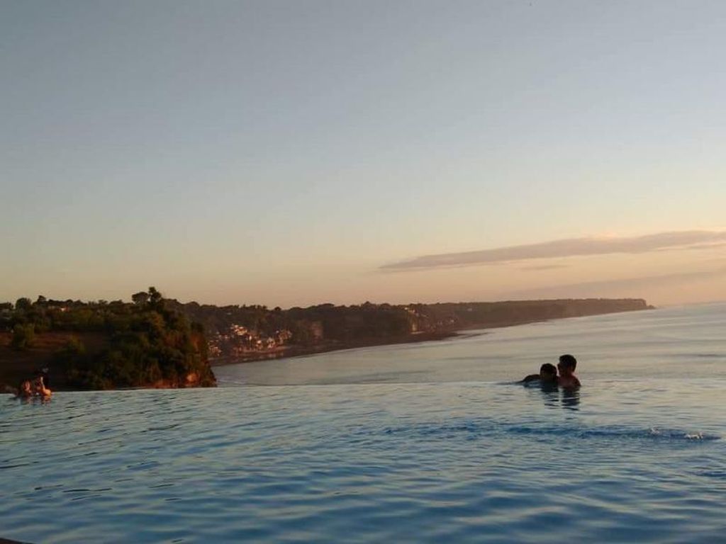Mengenang Indahnya Senja dari Resto Tepi Pantai Dreamland Bali Mengenang Indahnya Senja dari Resto Tepi Pantai Dreamland Bali