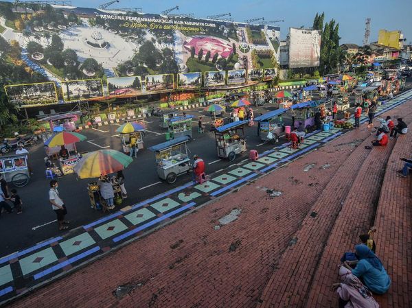 Pedagang Takjil di Ciamis Aja Jaga Jarak, Masa Kamu Nggak?