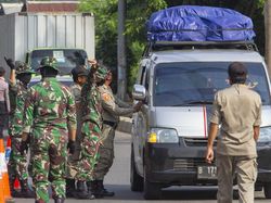 Polisi Tindak 44 Travel Gelap yang Angkut Pemudik